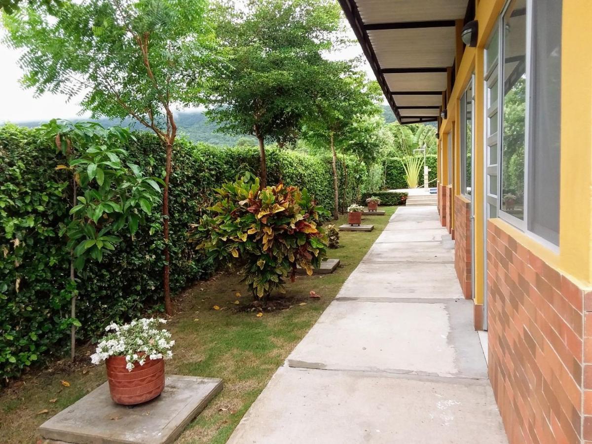 C&H Casa Campestre El Oasis Ricaurte Girardot Bed and Breakfast Buitenkant foto